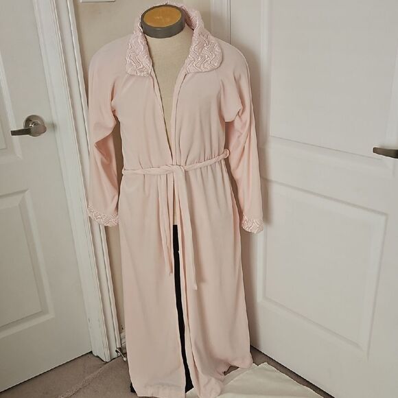 Elegant Pink Women's Robe - Picture 3 of 16